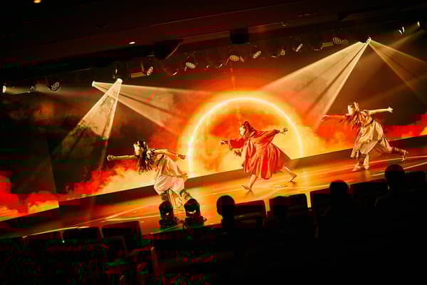 “飞鸟III”号原创表演艺术秀《MYSTERIO》