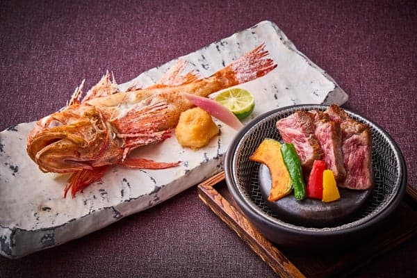 Kinki panggang utuh, atau sirloin sapi domestik Jepang panggang batu panas
