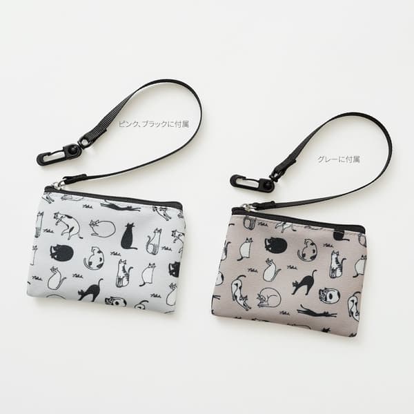 Pouch mini dicetak dengan ilustrasi kucing