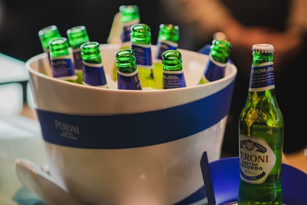 Peroni Nastro Azzurro disajikan dalam botol kecil