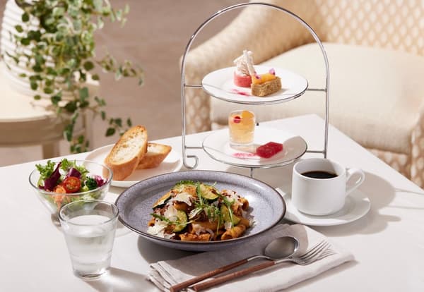 Mini Afternoon Tea Stand Lunch Set — ¥4,100 (tax included)