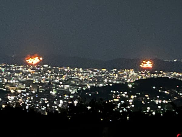 位於松崎地區西山與東山的京都五山送火「妙」與「法」字樣