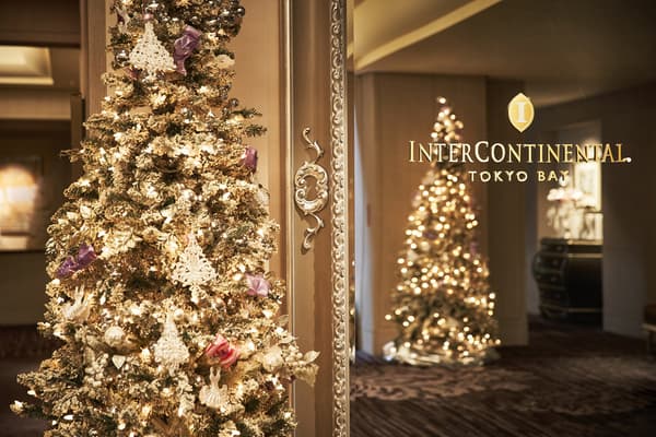 A hotel lobby dressed with a Christmas tree