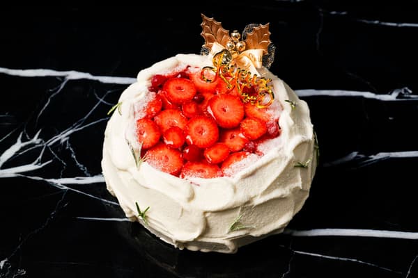 Pastel de Navidad Chantilly Noël cubierto de crema batida y decorado con fresas en rodajas