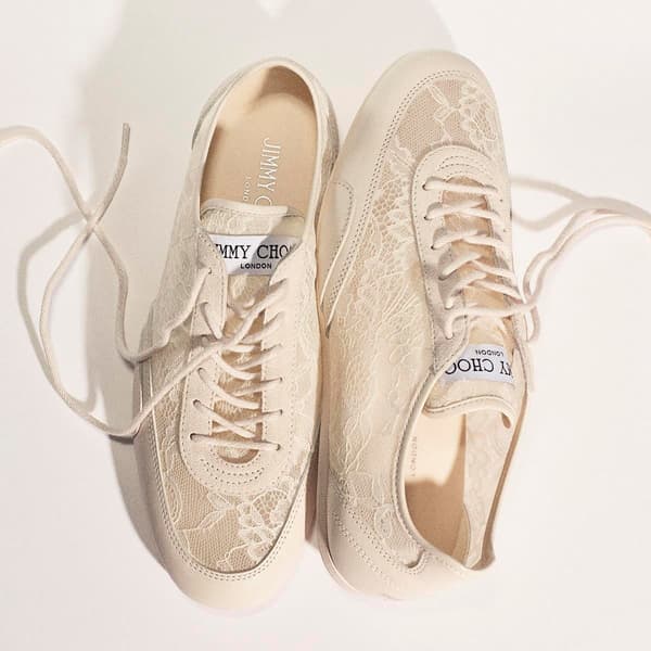 JIMMY CHOO SUNNY 运动鞋 - 侧视图，展示蕾丝纹理