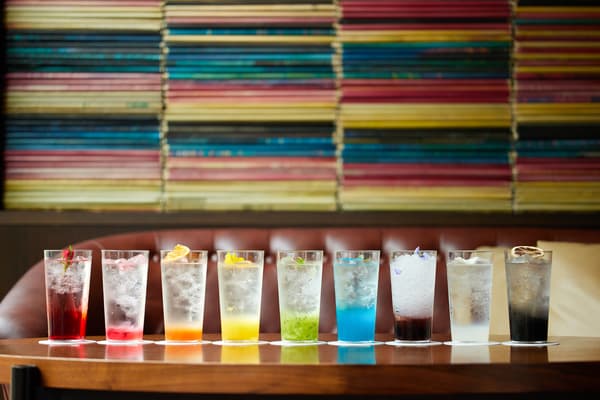 搭配色彩缤纷的“应援色”饮品的白巧克力和浆果慕斯