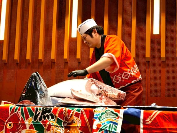El equipo detrás de Maguro Kaitai Show Honpo preparando una actuación