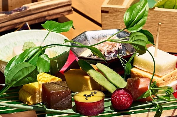 Platos salados y brochetas de fu a la parrilla en el té de la tarde de verano de Banyan Tree Higashiyama Kyoto