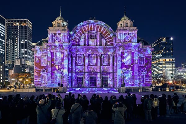 Edisi 2025 projection mapping pada dinding Osaka City Central Public Hall