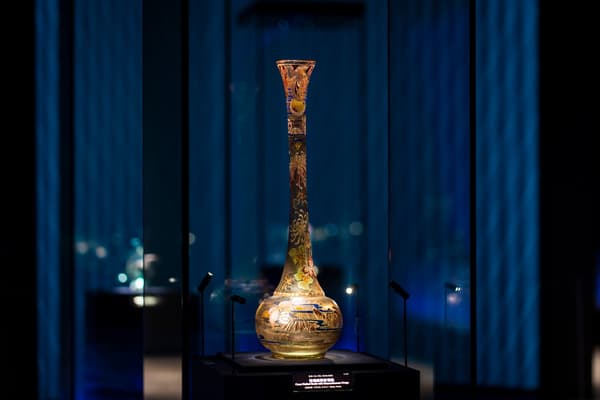 Emile Gallé, Jarrón de cuello de grulla con patrón de crisantemos