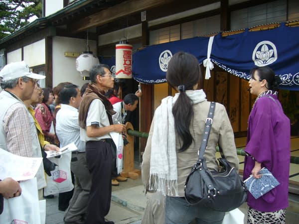 當地導遊帶領遊覽祭典場地