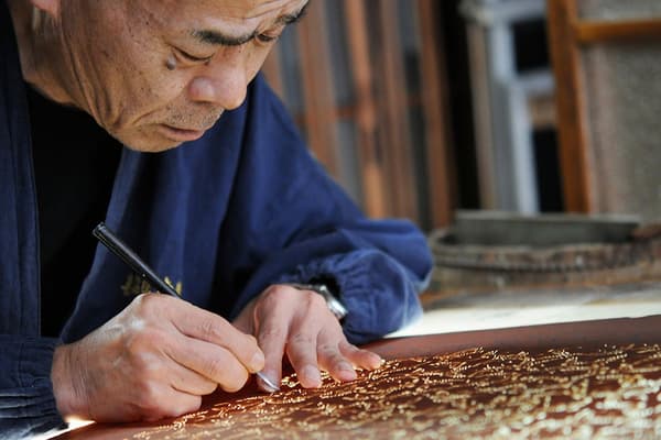 工作中的西村毅