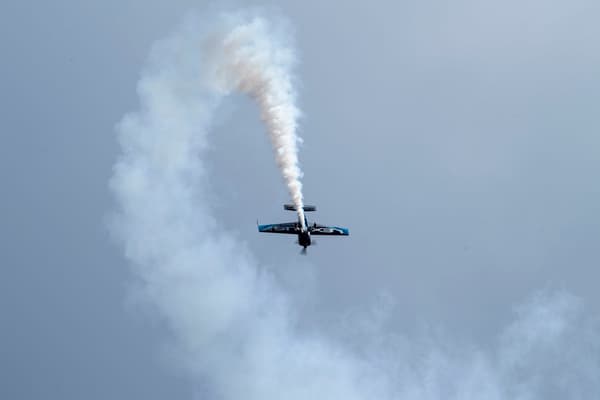 以白沙与大海为背景的飞行表演