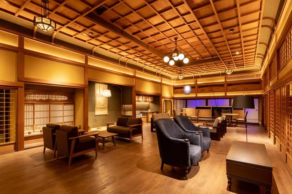 Korin Lounge (光琳ラウンジ), yang mengingatkan pada gudang sake Setouchi dan tempat pertukaran yang meneruskan budaya kebun teh Saen di Onomichi