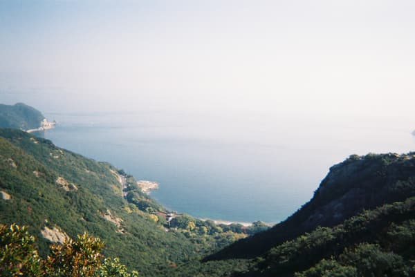 Pemandangan dari punggung bukit di sepanjang jalur