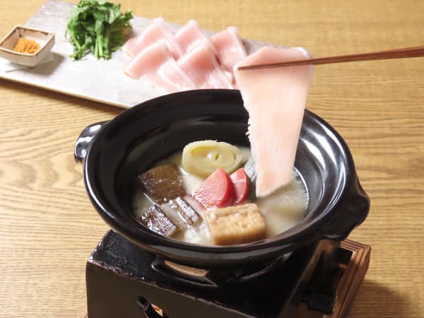 火锅:冬季鰤鱼味噌酒糟火锅配大浦牛蒡、下仁田葱、日本香芹、京都胡萝卜和炸豆腐