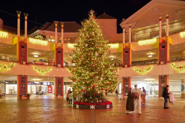 Pohon Natal besar yang dihias di plaza Ikspiari pada malam hari