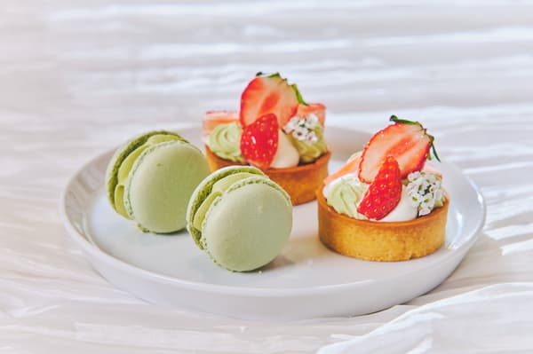 左：抹茶馬卡龍 / 右：草莓抹茶塔