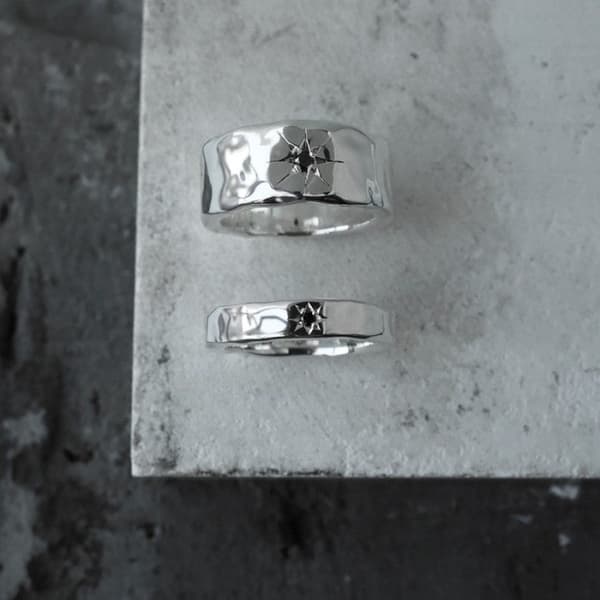 Cincin perak e.m. dengan berlian hitam