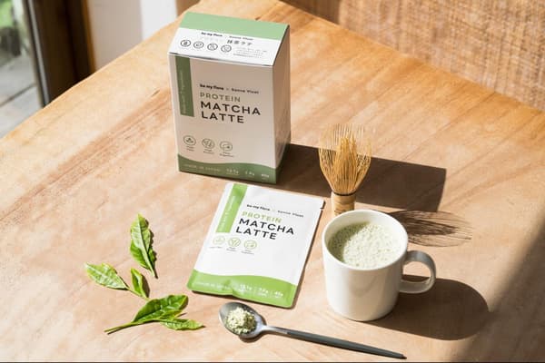 Kotak PROTEIN MATCHA LATTE, kantong, dan secangkir matcha latte
