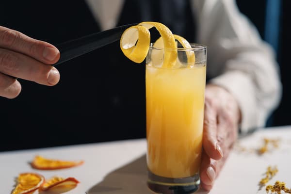 Benjamin Steakhouse的酒吧区，具有经典的美式牛排馆氛围