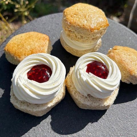 369 Confectionery：凝脂奶油与覆盆子果酱三明治司康饼