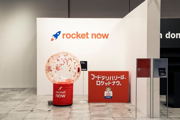 El puesto de Rocket Now en la MUSINSA Osaka Pop-Up Store con la máquina de lotería de aire