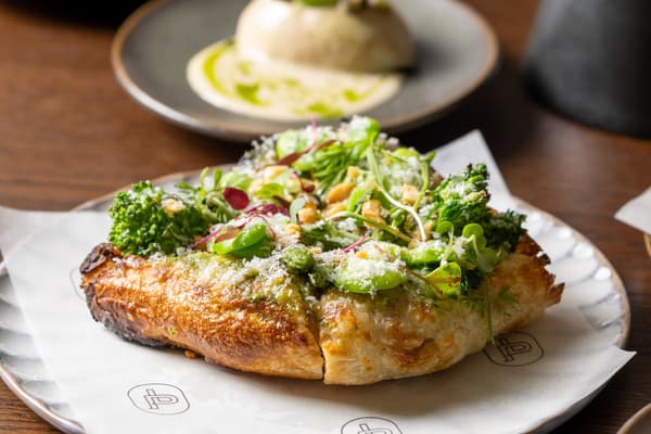 春季蔬菜披萨饼，热那亚香蒜酱，年轻的佩科里诺奶酪，松子，柠檬