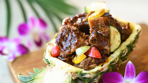 热带风情炖排骨与五花肉