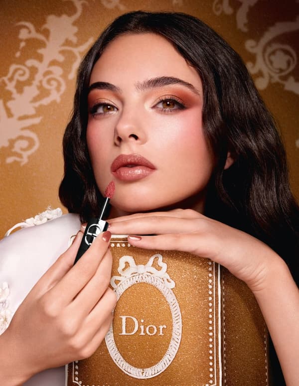 Look navideño de Deva Cassel, primer look