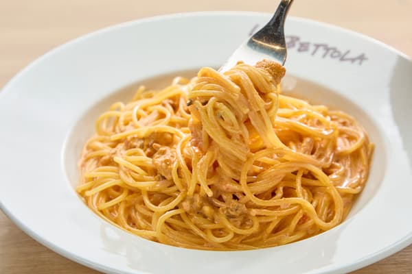 LA BETTOLA da Ochiai 的经典海胆意面与意式海鲜菜品