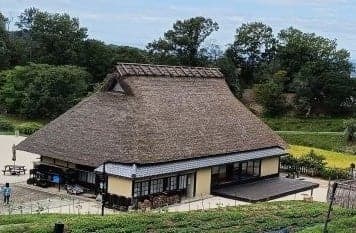Rumah pertanian tua beratap jerami