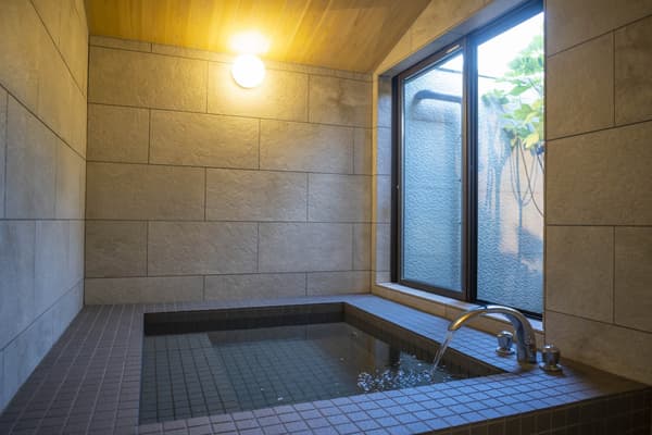 MEZZO 的天然溫泉「銀溫泉」，四間別墅均有設置