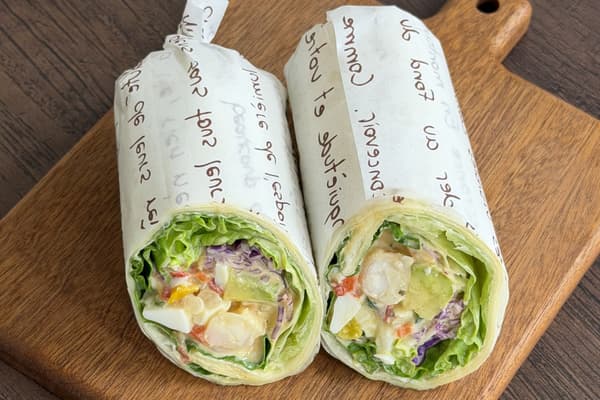 Sándwich tipo wrap de camarones y aguacate