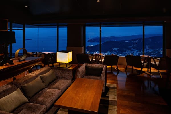 Terraza de hora feliz en el Hotel GrandBach Atami Crescendo