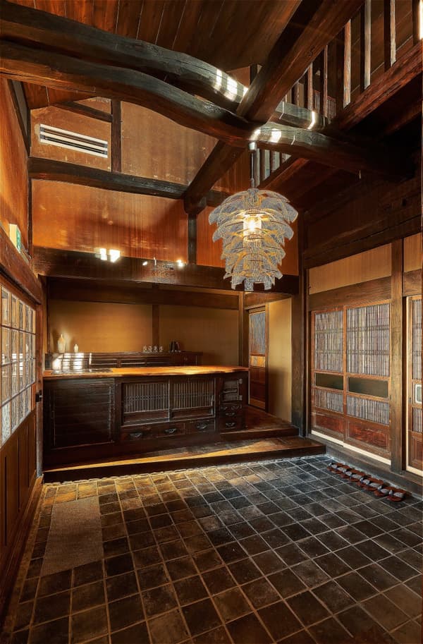 Una habitación en Craft Inn Waraku con una lámpara colgante