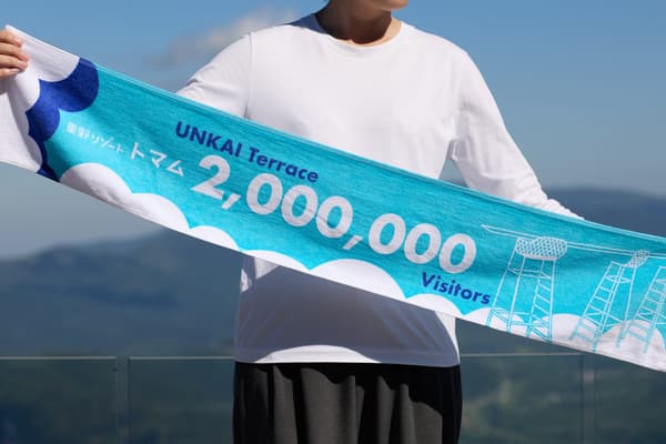 Toalla conmemorativa que marca los 2 millones de visitantes
