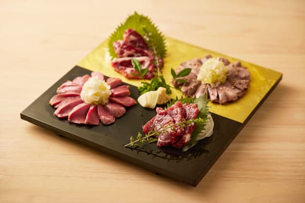 Piringan sashimi bebek dan kuda