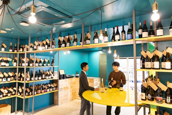 在听取侍酒师讲解的同时，可以进行 Kakuuchi 品尝