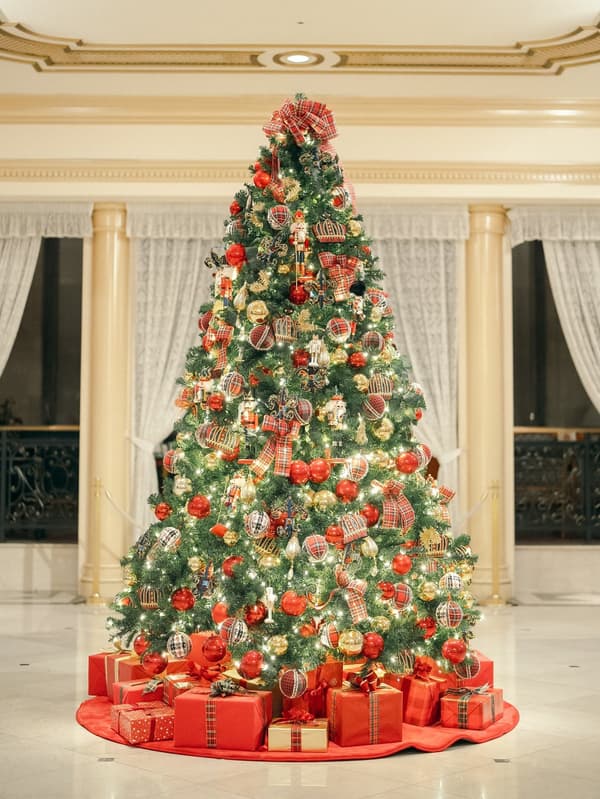Lobby main Christmas tree (image)