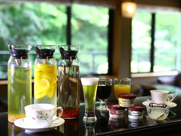 Minuman dan es krim tersedia di lounge