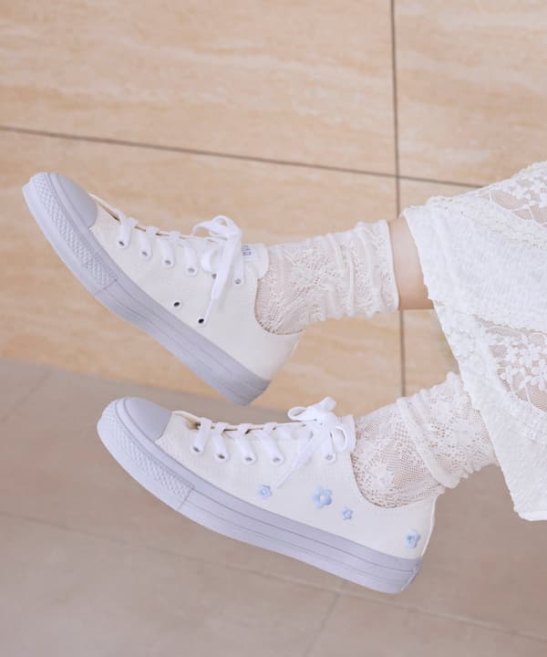 米白色运动鞋细节图 2