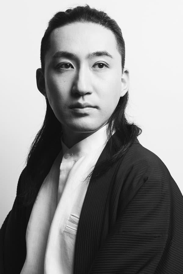 패션 디자이너 나카자토 유이마의 초상화