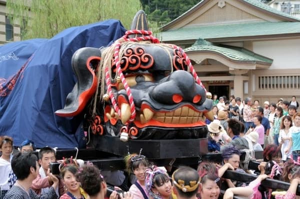 Procesión de mikoshi en el Festival Yamanaka Onsen Koikoi