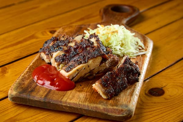 GOOD WOOD TERRACE 的木炭烤牙买加烤鸡配米饭豆子