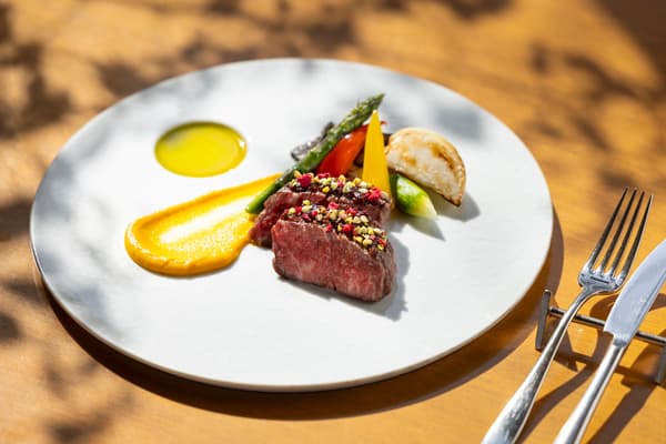 以低温慢煮方式烹调的牛里脊Poché