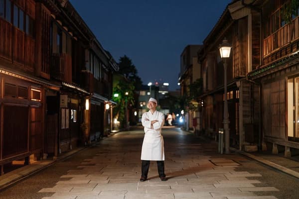 Distrik Nishi Chaya di malam hari, bersama pemilik かにじぇんぬ 金沢, Amano Hideharu