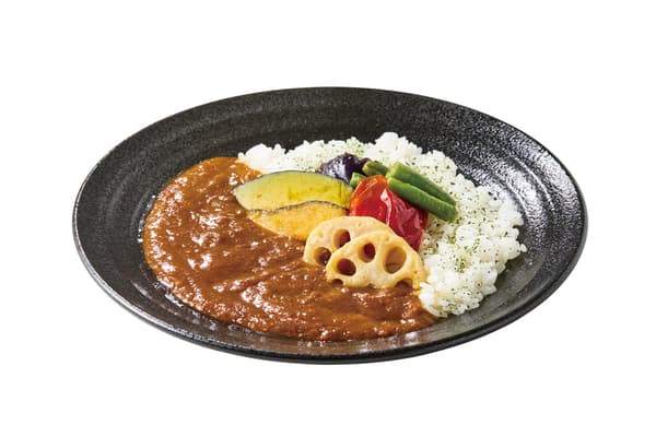 Plato de curry con verduras de verano 