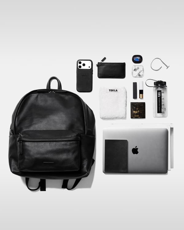 中号 Essential Leather Daypack 侧视图