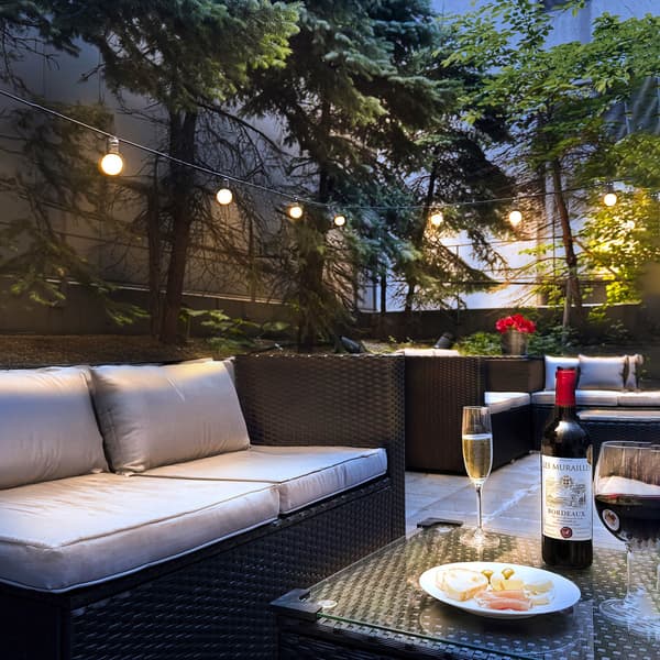 Terraza de cerveza de verano abierta en el patio (estacional)